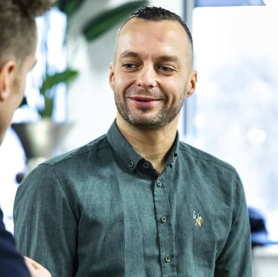 twee heren kijken elkaar aan en lachen