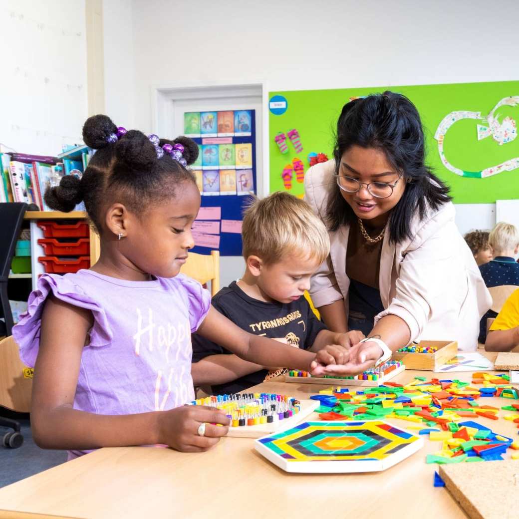 Deeltijdstudent geeft les aan kinderen op haar werkplek.