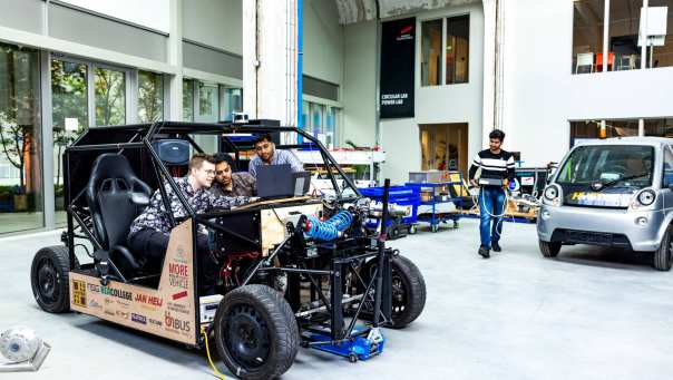 Automotive studenten onderzoeken nieuwe en schonere voertuigen voor de toekomst