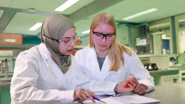 Studenten master Molecular Life Sciences Lisan Scholten en Nouhaila Belkassem tijdens een praktijkles op het lab