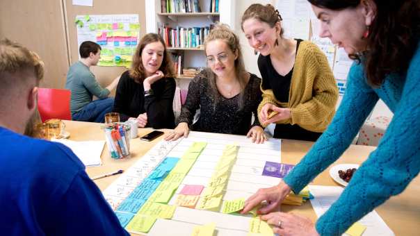 studenten werken samen aan een opdracht