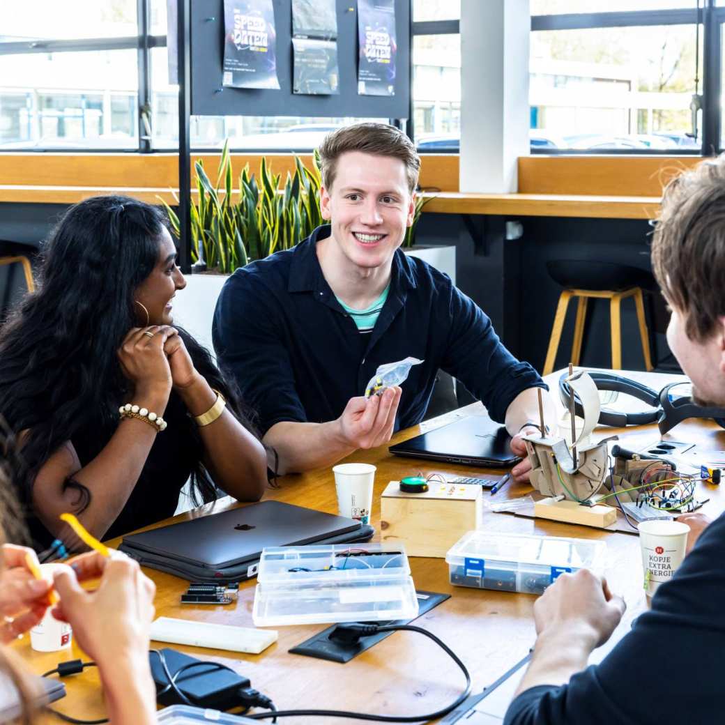 Studenten CMD in overleg met projecten in de lounge. 