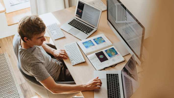 man met computer en laptops