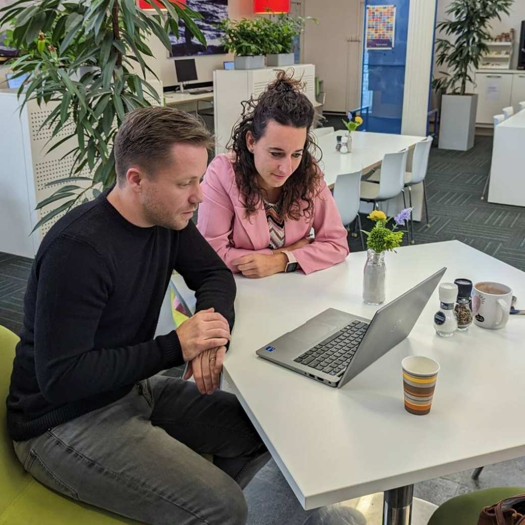 Linda van den Broek en Maarten Arts achter een laptop