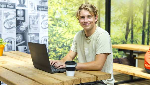 Student aan het werk in de Brewery van LvS10. Student Support Center. Fotoshoot 2023.