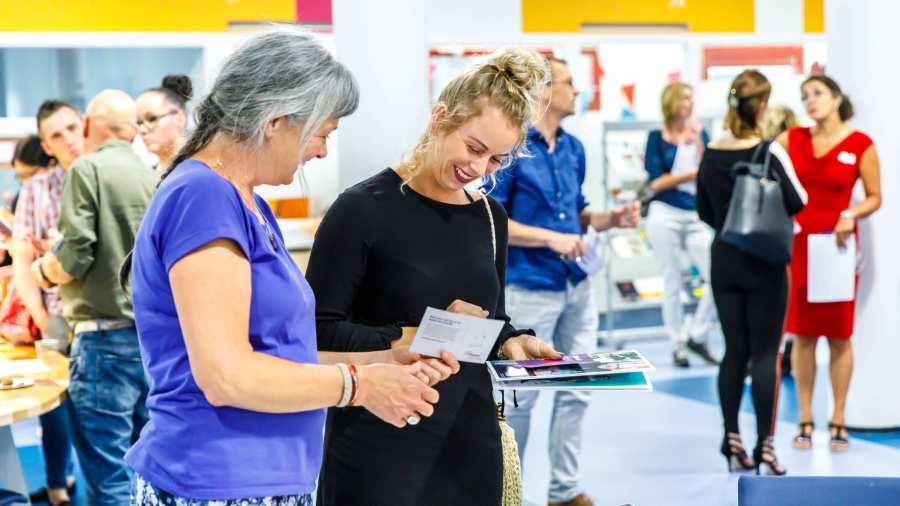 2 dames bekijken een kaartje