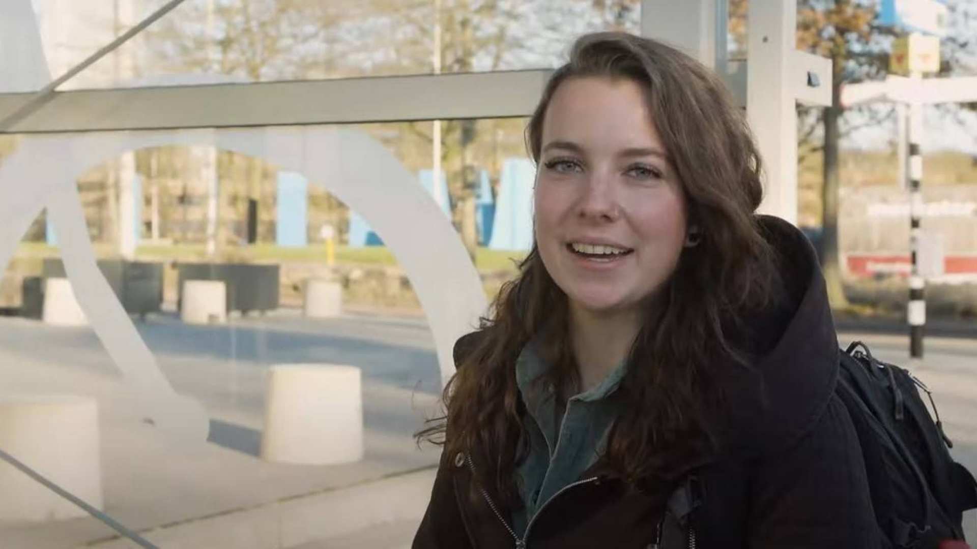 Videostill van ''Een dag uit het leven'' van video Amber Leraar Aardrijkskunde