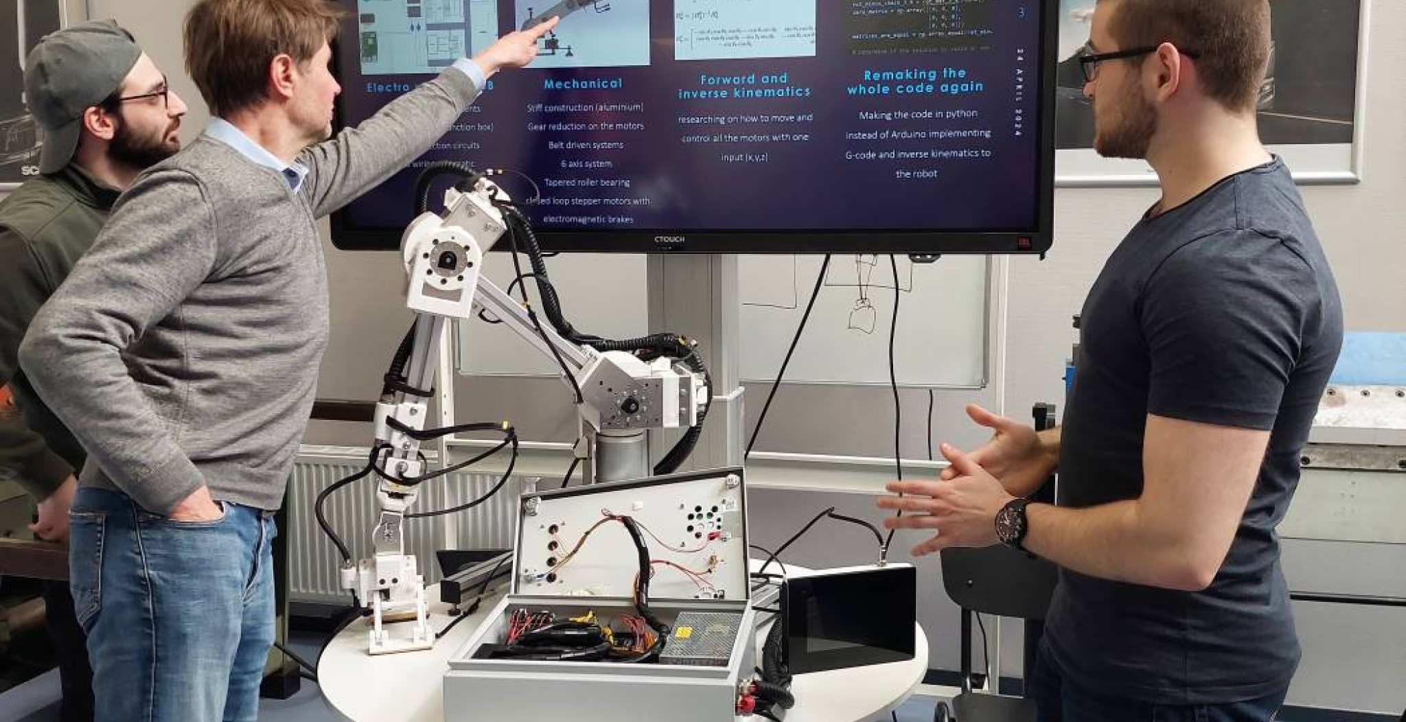 Sfeerfoto's Robotics-at-HAN middag met demo's van studenten. Twee studenten bij beeldscherm