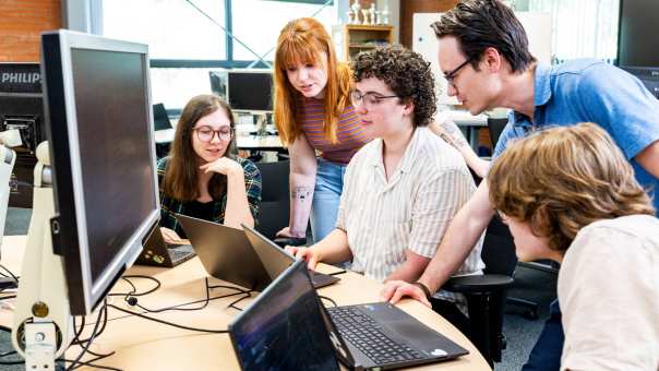 Bio-informatica studenten zijn samen aan het werken 