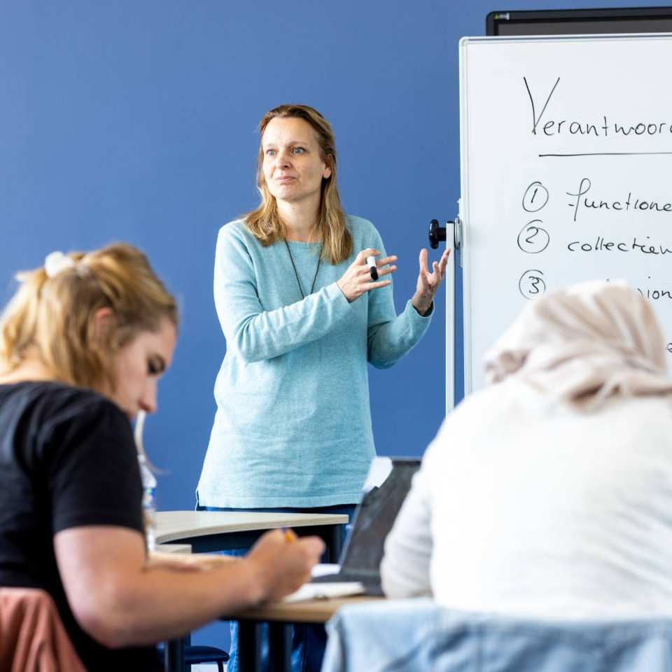 Studenten van de master pedagogiek volgen een les op de groenewoudseweg