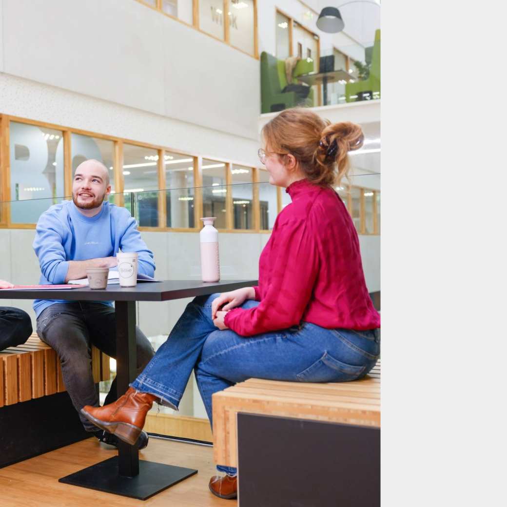 3 mensen in overleg aan een tafel