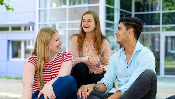 Foto Bedrijfskunde voltijd Nijmegen, studenten buiten