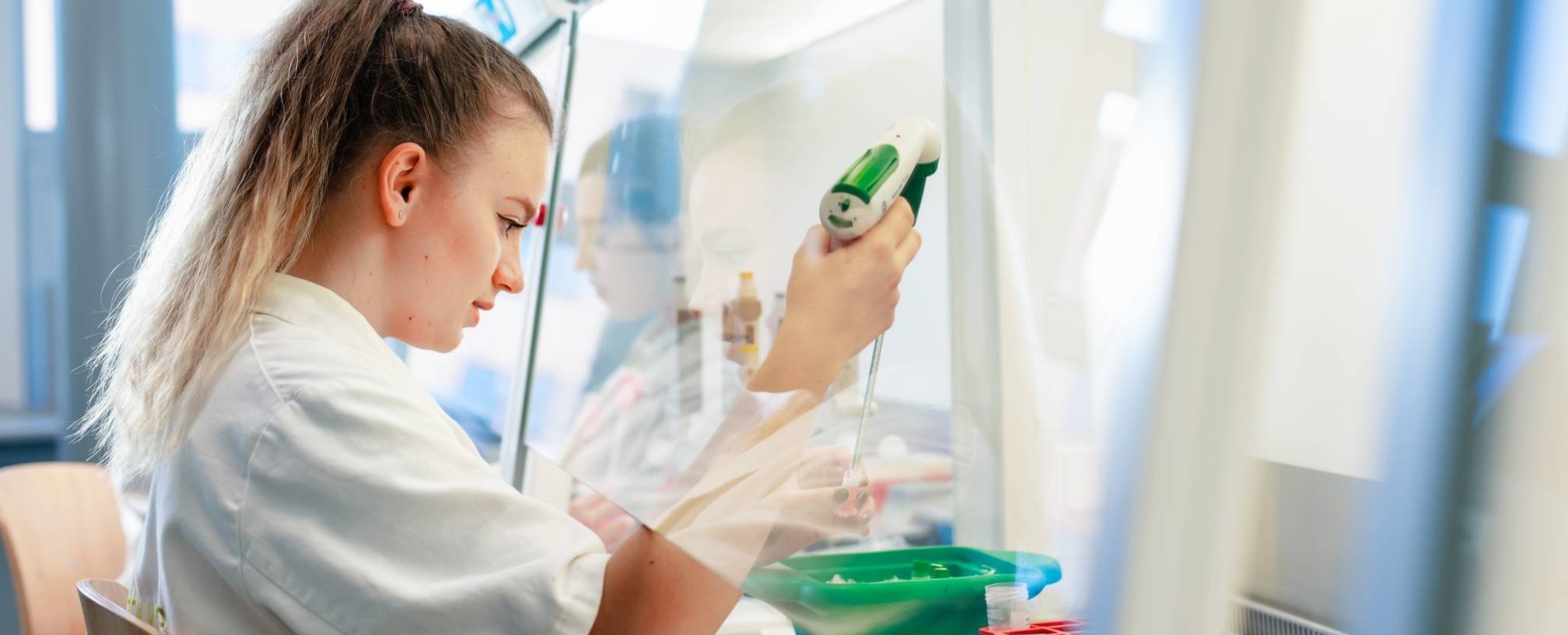 aan het werk in lab bij zuurkast