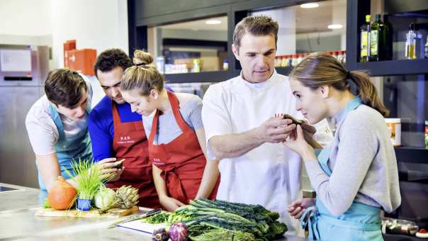 in restaurant praktijkhuis k33 proeven tijdens praktijkles