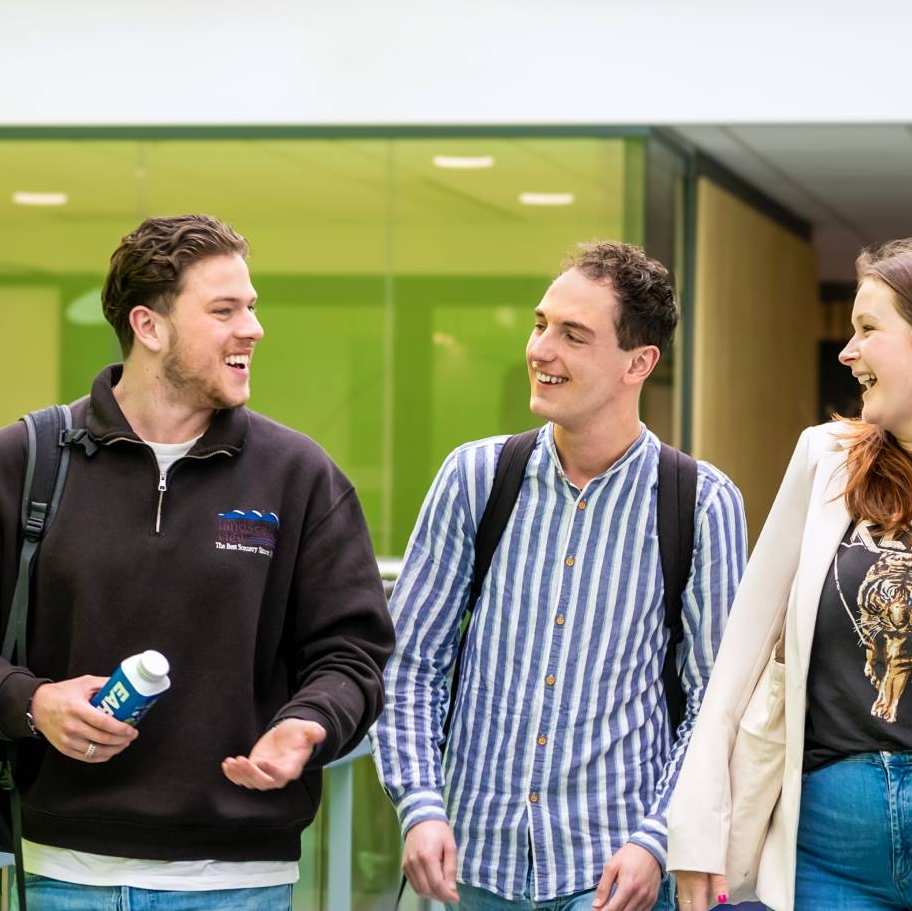 Commerciële Economie 3 studenten lopen naast elkaar