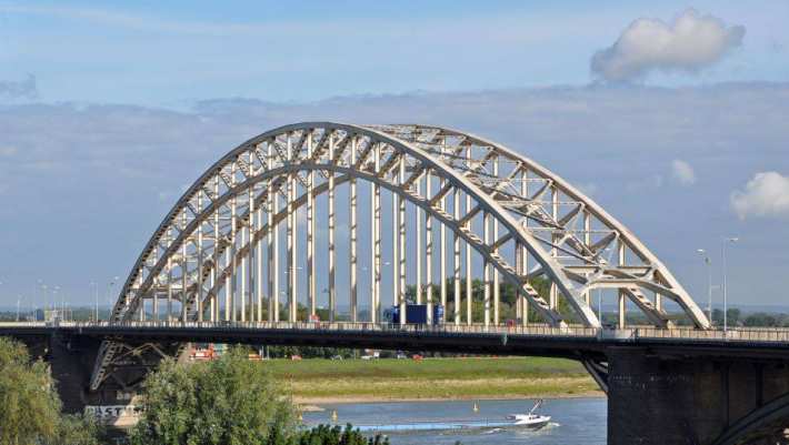 waalbrug bij Nijmegen