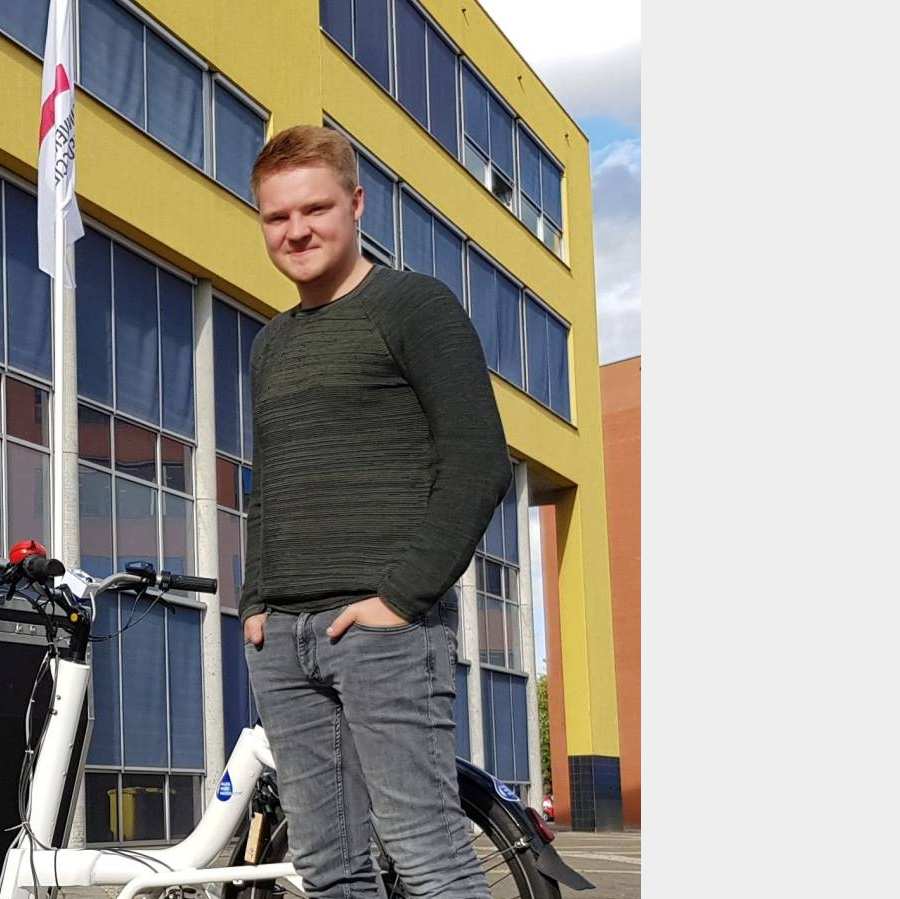 hybride waterstof elektrische bakfiets met Mika Damen student Embedded Systems Engineering voor gebouw Ruitenberglaan 29