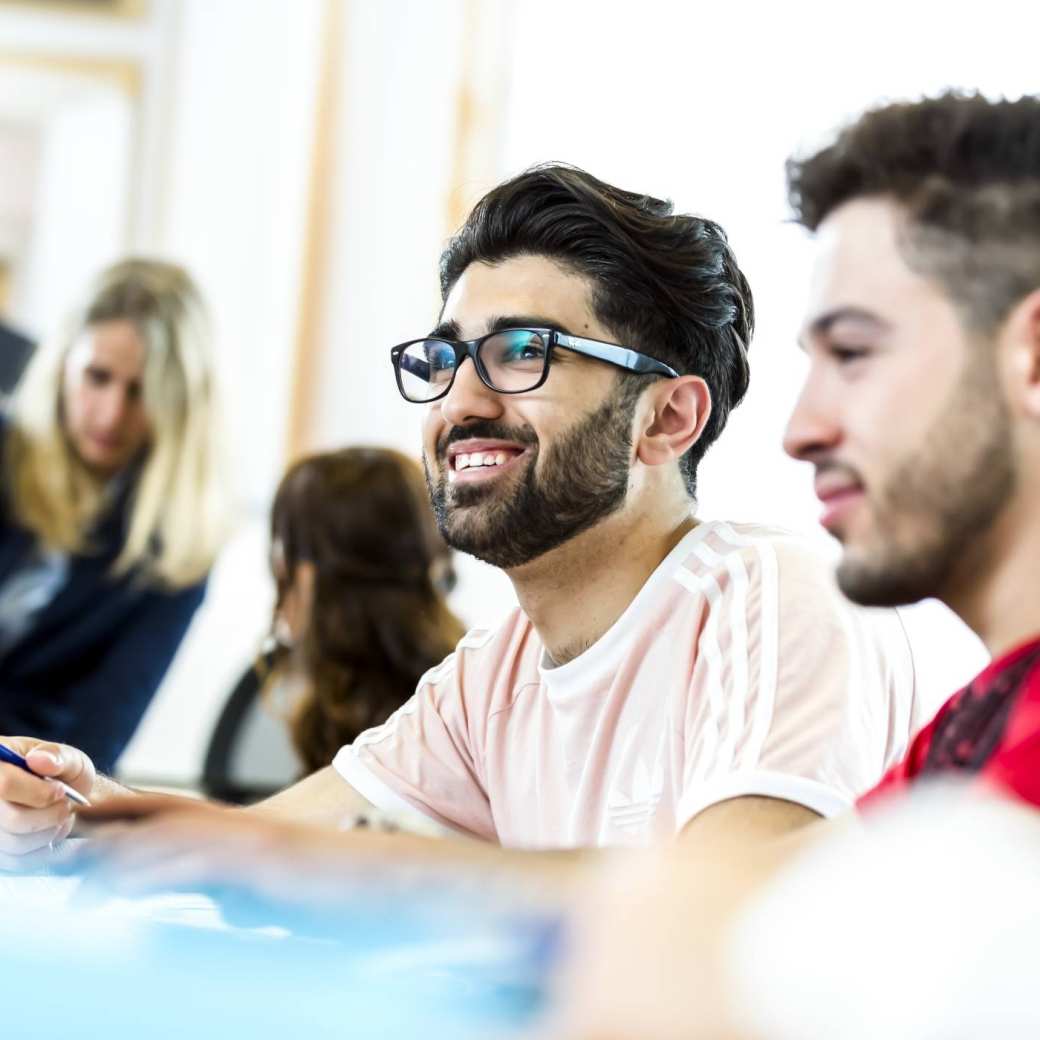 2 rechtenstudenten in de rechtzaal.