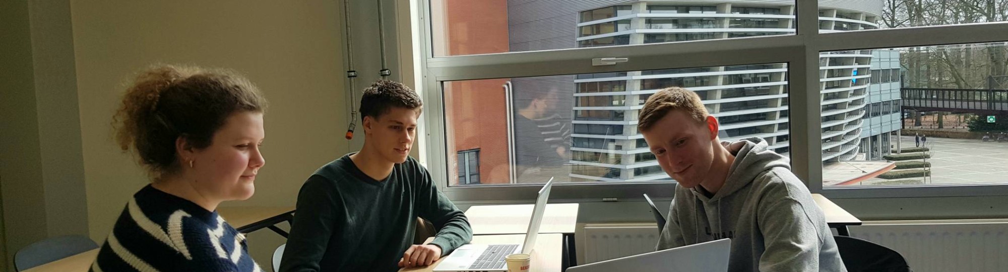 Studenten overleggen in een leslokaal op Ruitenberglaan 29 met hun opdrachtgever via online Teams over de vorderingen van hun project