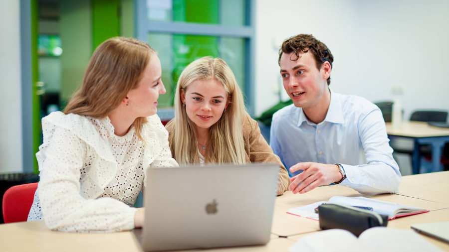 HRM docent en studenten in gesprek, foto 3382