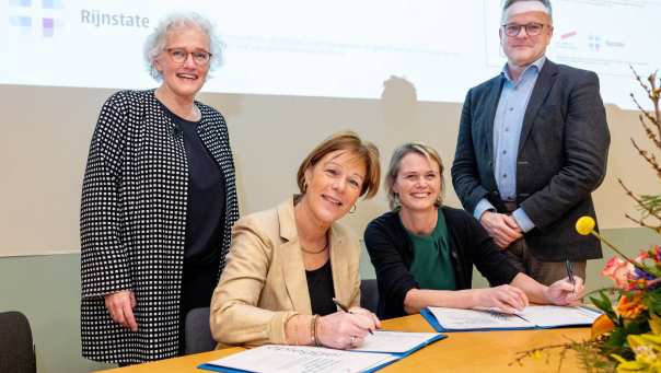 Yvonne de Haan, Christine de Vries, Gerjanne ter Beest en Hans Schoo ondertekenen de samenwerkingsovereenkomst tussen de HAN en Rijnstate.