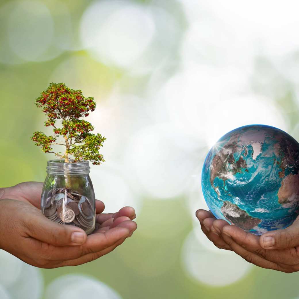 handen met wereldbol en glas met geld en-plant