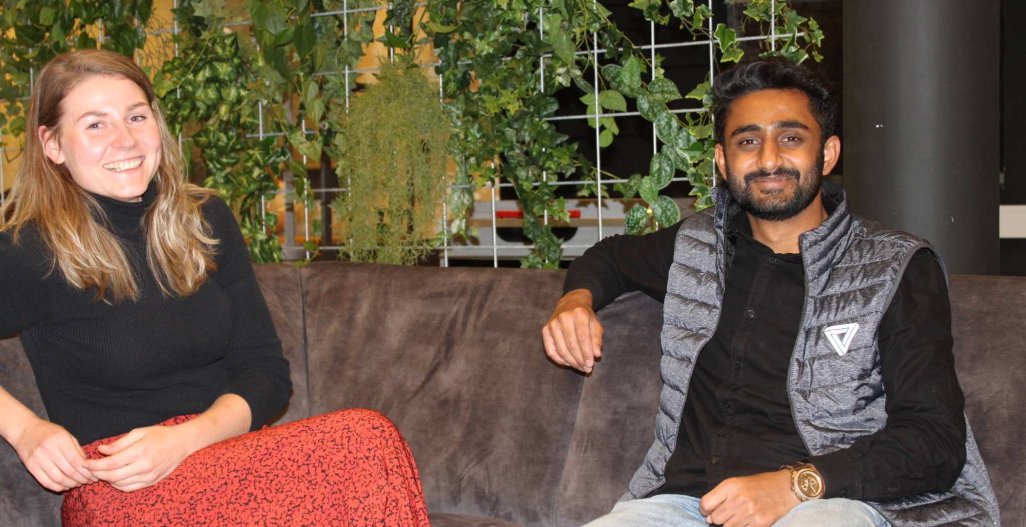 Vrishab Bagewadi en Sanne Pas op de bank in het IPKW