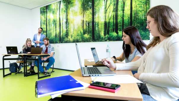 Studenten HAN Pabo Arnhem aan het werk op laptop.