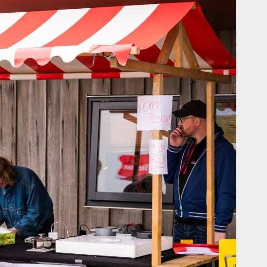 Onderzoekers in een standje op Innofest