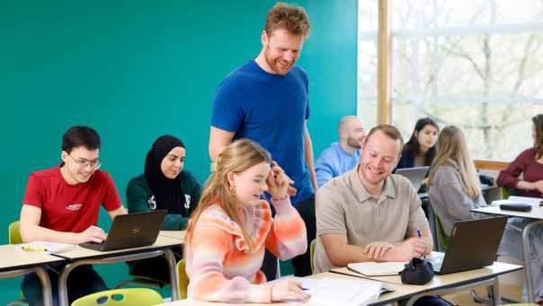 HAN Academie Educatie, Pabo, Pabo-ALO, ALPO, voltijd en deeltijd, docent in lokaal met pabo studenten, 2024