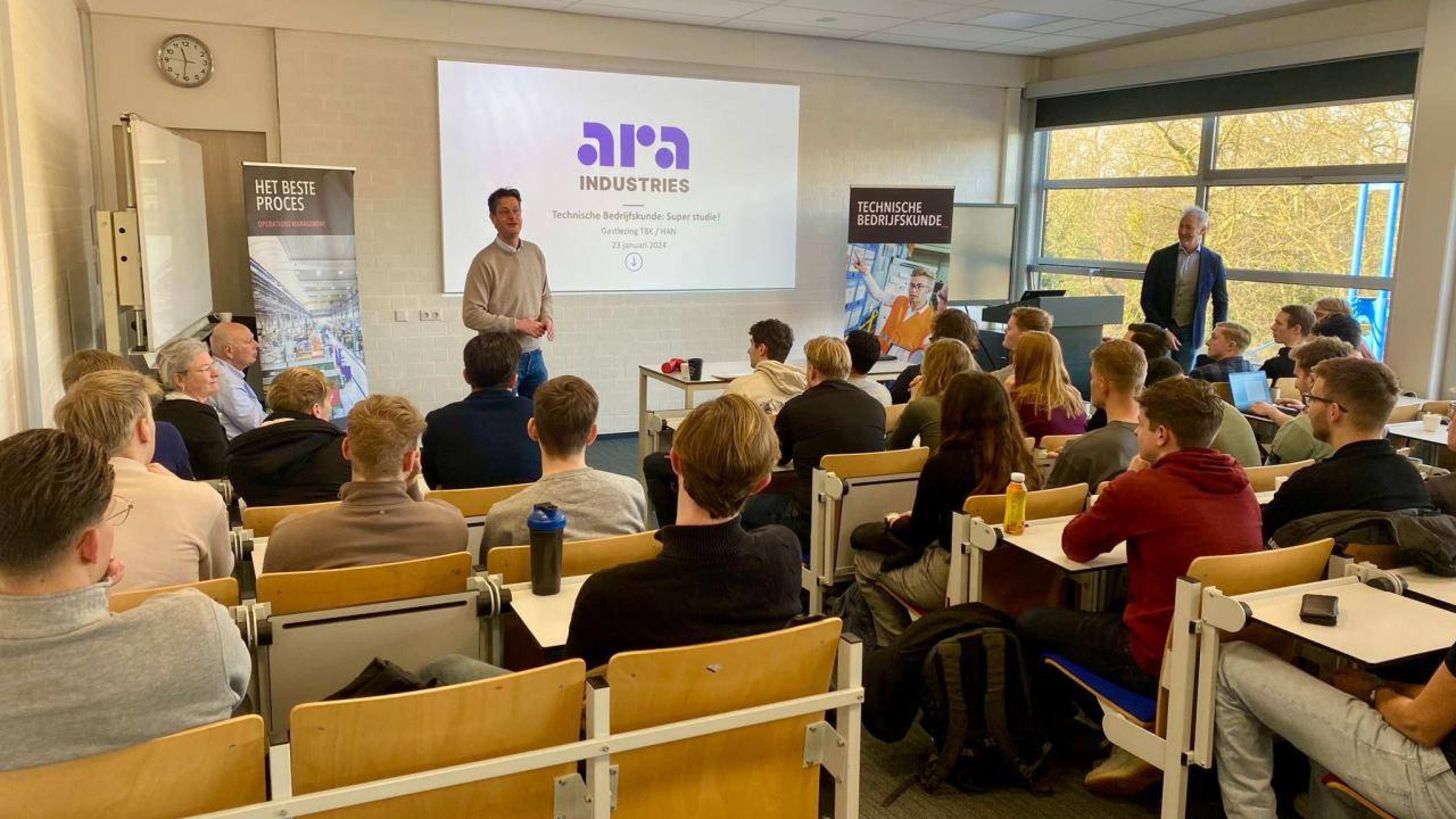 Gastspreker Frank te Hennepe van ARA Industries vertelt aan studenten Technische Bedrijfskunde een boeiend verhaal over de maakindustrie