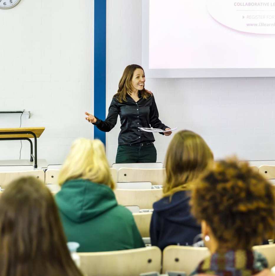 Docent Pedagogiek geeft hoorcollege