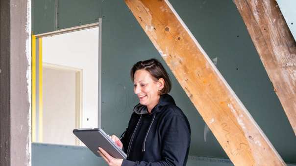 inspectie van werkzaamheden in een renovatiewoning