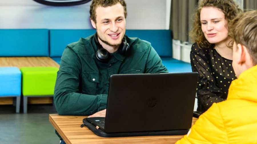 Basecamp, Bisschop Hamerhuis, studenten met laptop, portrait, FEM HBO Rechten