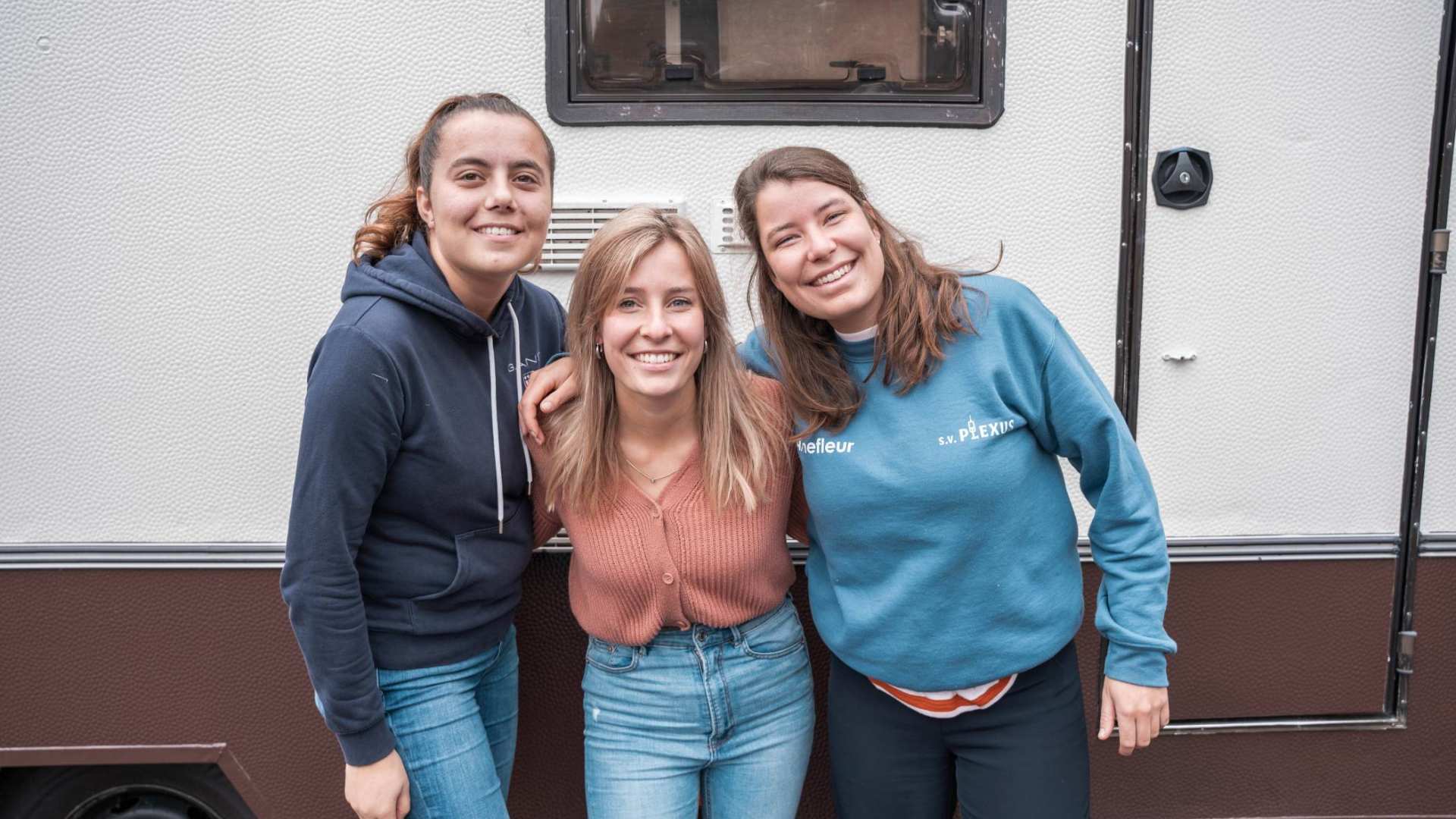 Studenten gaan in gesprek met Eva over de opleiding Verpleegkunde. 