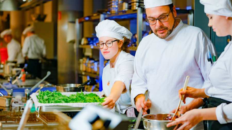 geeft uitleg over koken