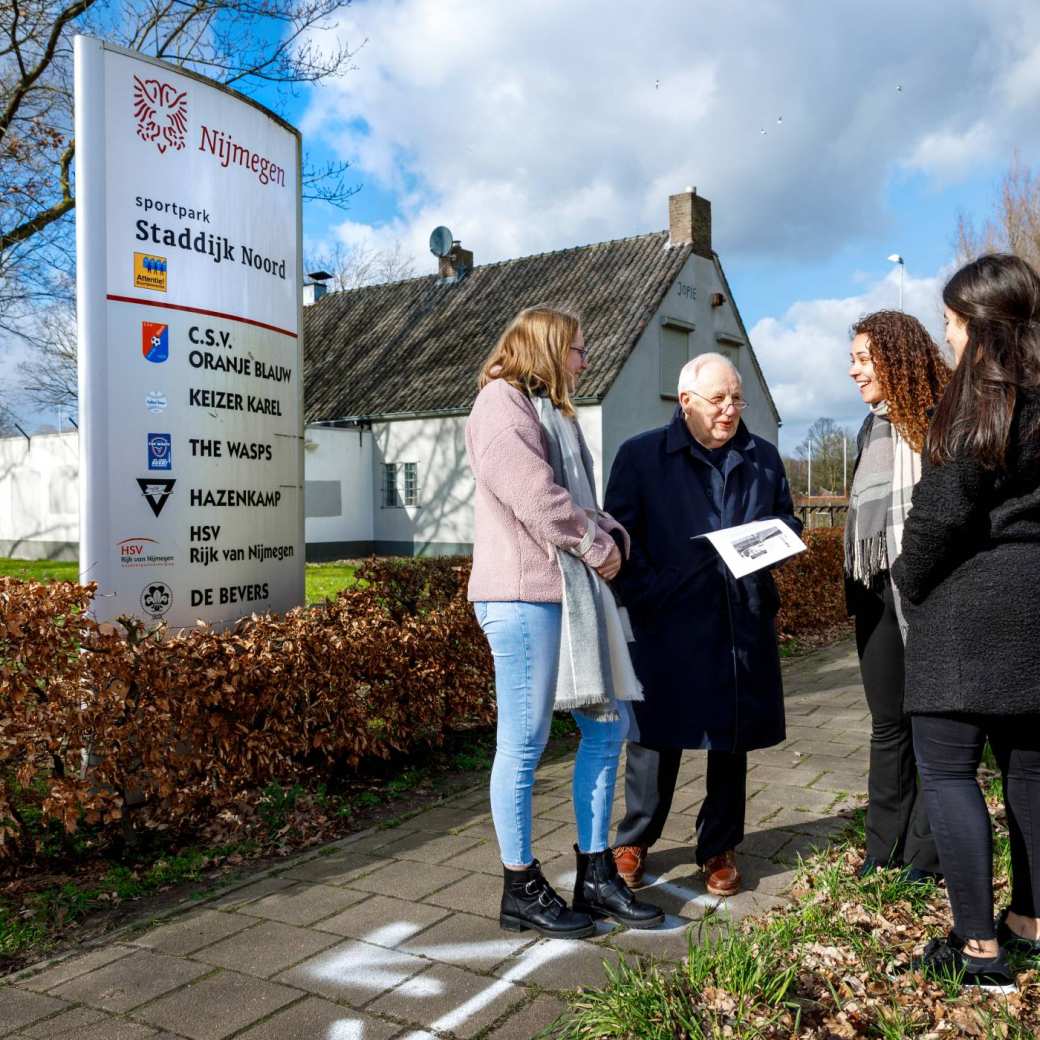 studenten luisteren aandachtig naar verhalen uit het verleden