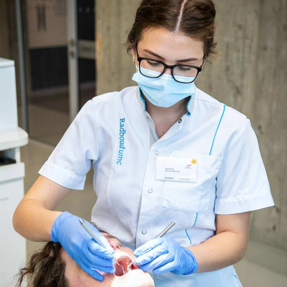 student behandelt patiënt