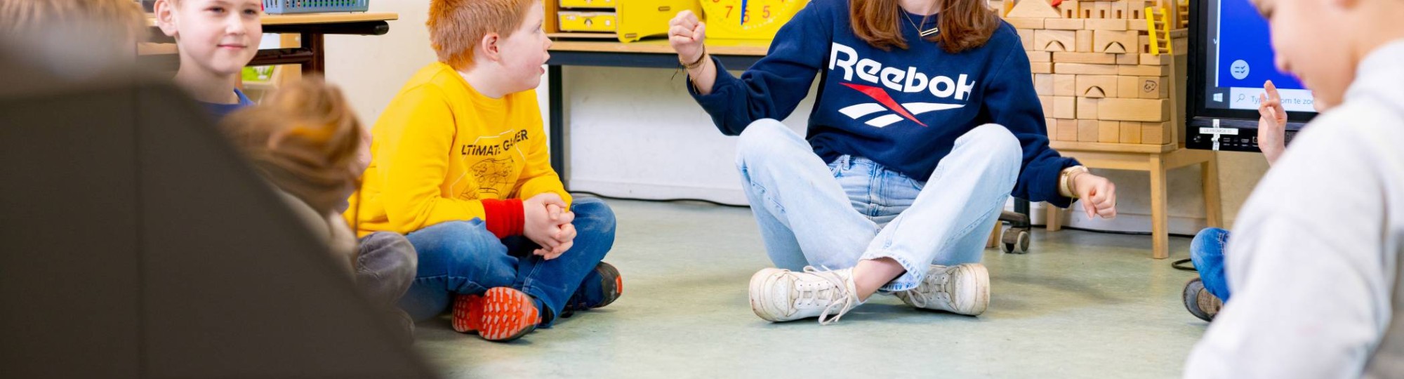 Speciaal Onderwijs op de school Lichtenbeek. Lerares geef les aan kinderen. 
