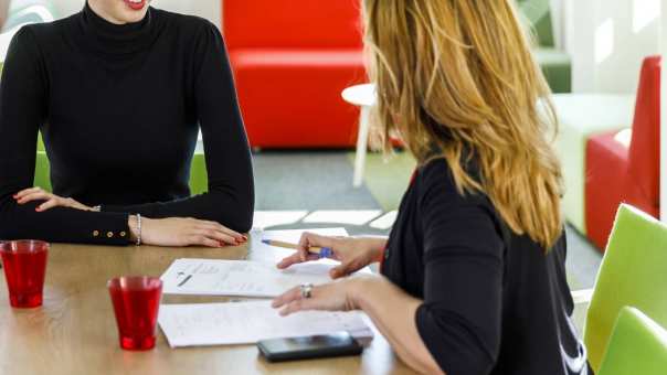 Studente in gesprek met haar docent.