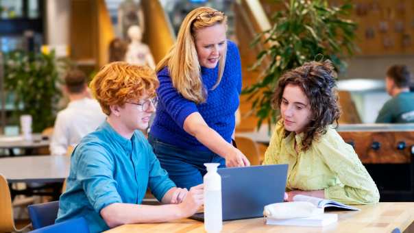 HAN Pabo docent kijkt mee met studenten en geeft instructie