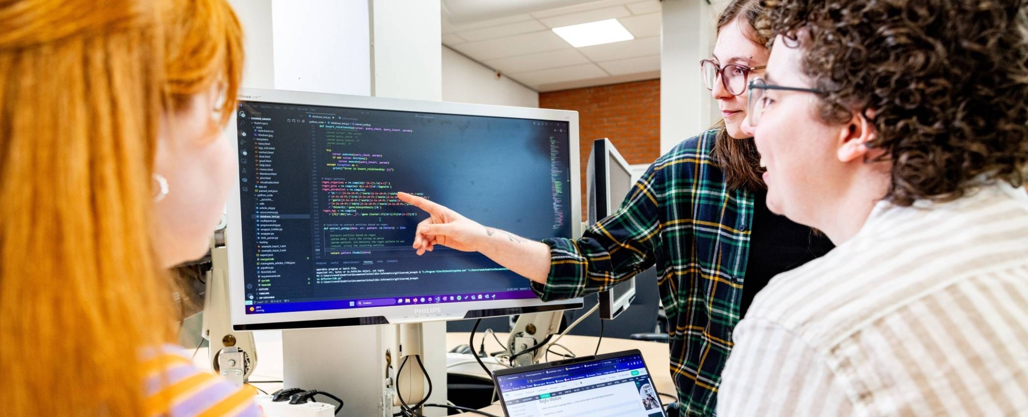 Bio Informatica studenten Martijn van der Pol en Philip de Groot werken aan data-analyse in het Bio-centrum