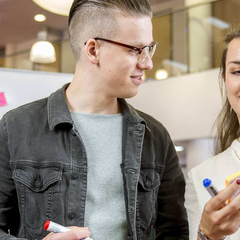 innovation studenten met sticky notes