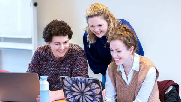 3 studenten van de HAN Master Physician Assistant kijken lachend op een laptop