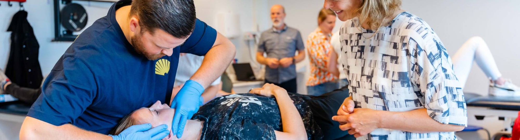 Docent MMR geeft instructie aan studenten (orofaciaal)