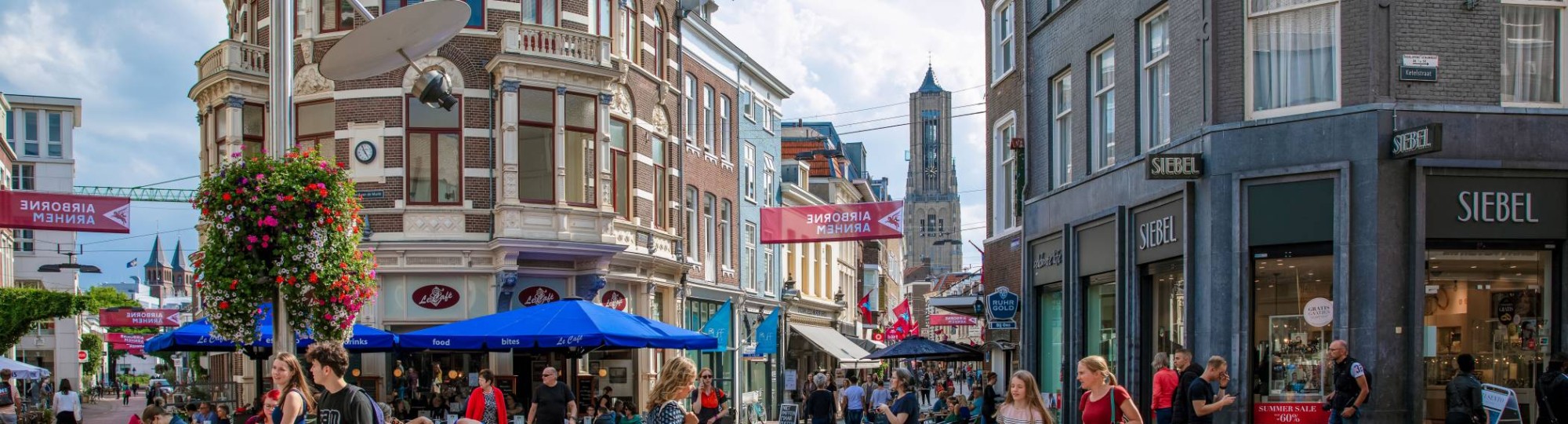 Arnhem winkelstraat met kerk