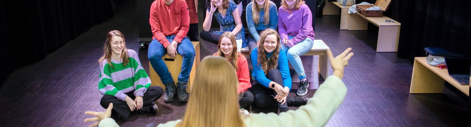 Fotoshoot maakdagen drama 2022. Groep studenten tijdens dramales