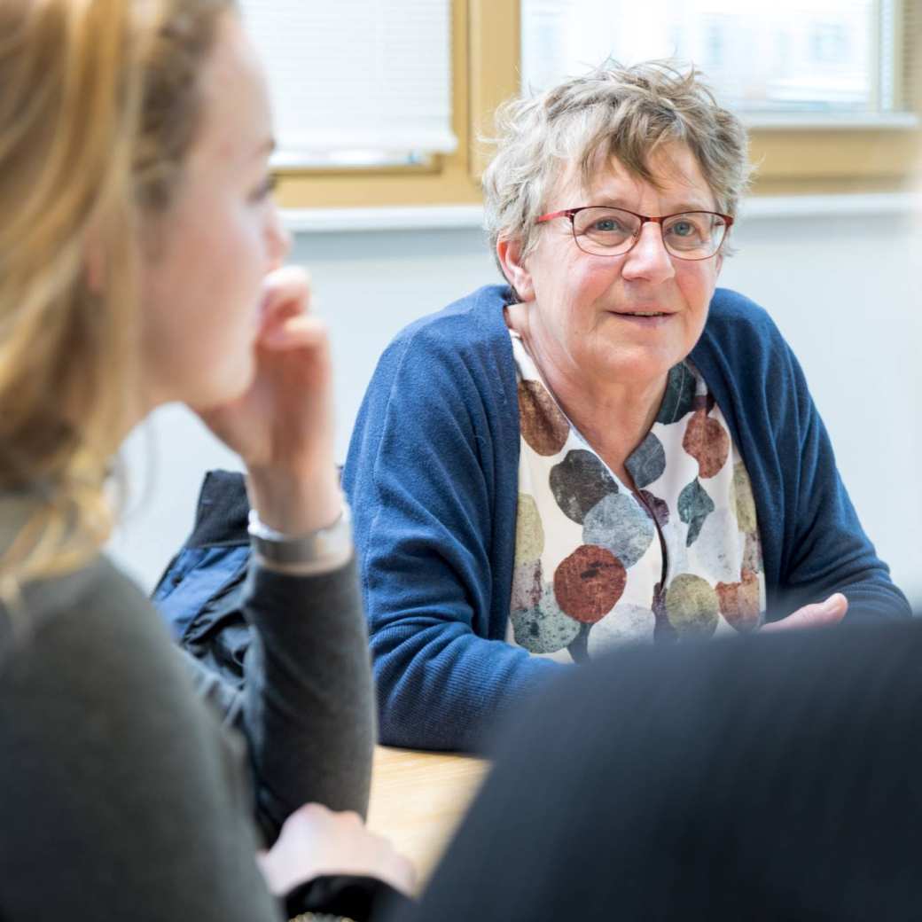 studenten in gesprek, werkend aan hun opdracht