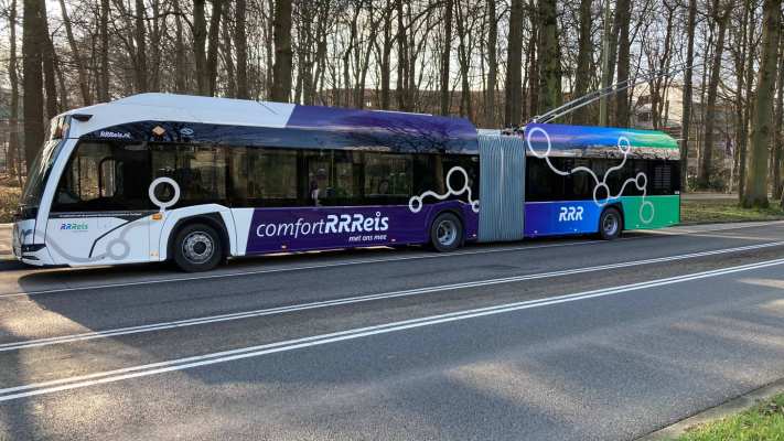 Nieuwe trolleybus Arnhem, voor de deur van HAN r31