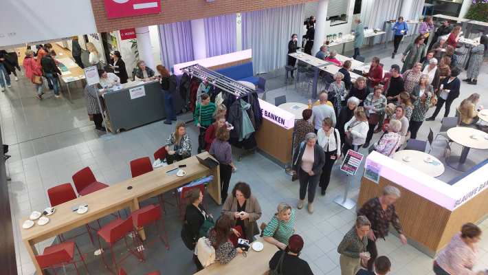 Deelnemers van het seminar Toekomstbestendige Zorg lopen richting het auditorium.